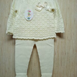 CONJUNTO BEBE TRES PIEZAS DE HILO COLOR CRUDO